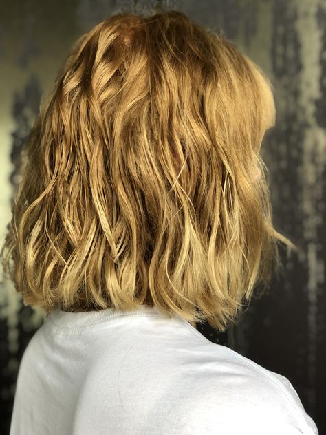 Wavy bob in strawberry blonde @hlbarclay Long Bob Curls, Short Golden Blonde Hair, Long Bob Wavy, Long Bob Wavy Hair, Bob Wavy Hair, Bob Curls, Bob Wavy, Golden Blonde Hair, Wavy Bob