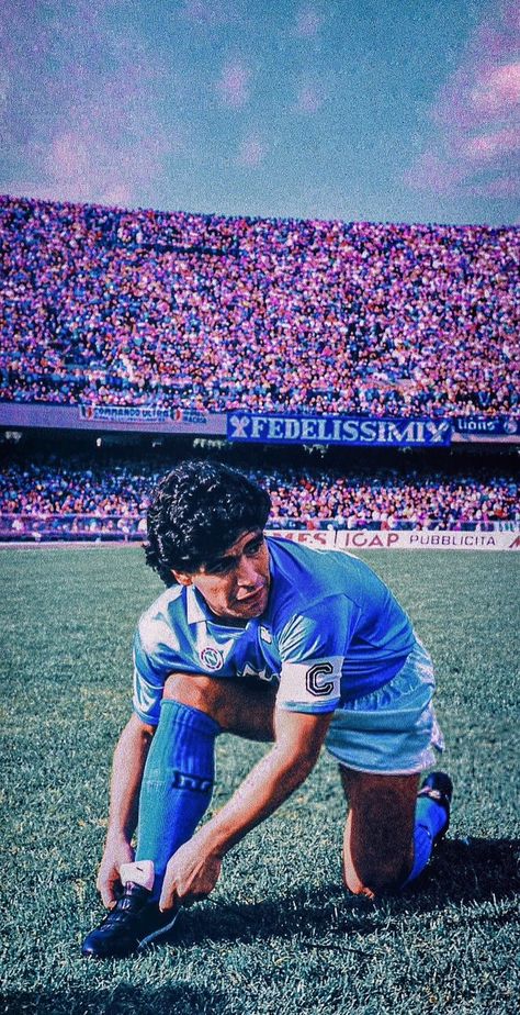 Maradona Napoli Wallpaper, Maradona Aesthetic, Maradona Wallpaper, Wallpapers Tiktok, Old Football Players, Football Wallpaper Iphone, Wallpaper Football, Football Players Photos, Manchester United Wallpaper