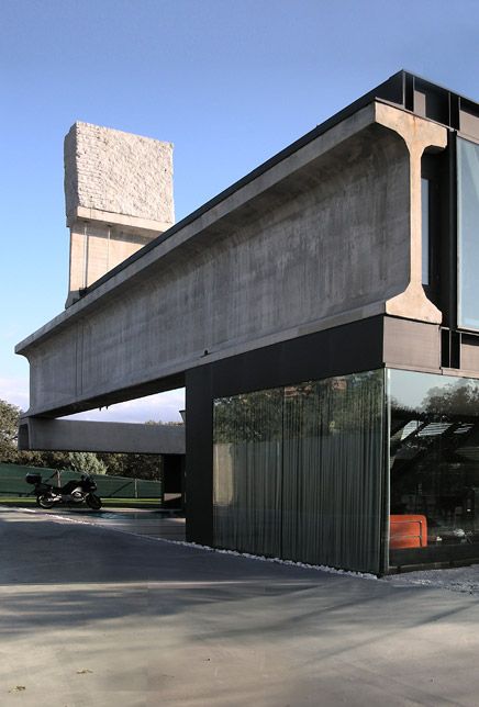 hermascopium house by ensamble studio. look at that i-beam... Pergola Metal, Brutalism Architecture, Beton Design, Concrete Houses, Concrete Architecture, Concrete Home, Brutalist Architecture, Structure Architecture, Concrete Structure