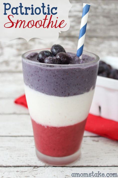 Smoothie Yummy, Layered Smoothie, Fourth Of July Drinks, Memorial Day Foods, Red Smoothie, Dutch Flag, Blue Fruit, Patriotic Food, Smoothie King