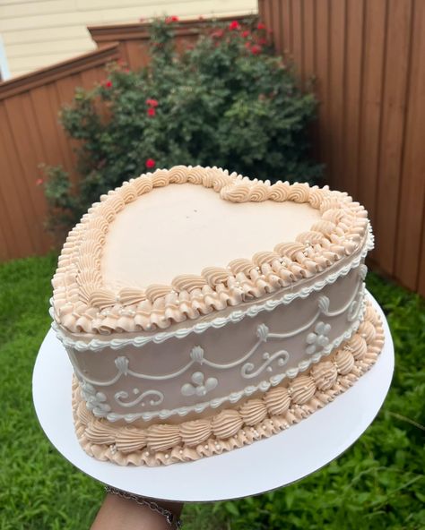 🤍Details🤍 #cake #heartcake #olladebarrocake #cakedecorating #baker #baketok #olladebarro #aestheticcake #buttercream #buttercreamcake #cake #cakedecorating #cakedesign #wilton #wiltoncake #dallastx #dallascakes #buttercreamdecorating #buttercreamdesign Tres Leches Cake Ideas, Cielito Lindo Cake Ideas, Decorated Tres Leches Cake, Barro Cake, Cielito Lindo Baby Shower Theme Desserts, Cielito Lindo Baby Shower Cake, Cielito Lindo Cake, Cielito Lindo Birthday Theme, Cantarito Cake