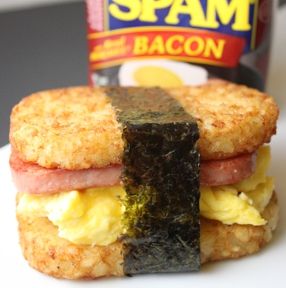 Musubi Recipe, Spam Recipes, Spam Musubi, Bacon Breakfast, Island Food, Hawaiian Food, Breakfast Time, Breakfast Brunch, Breakfast Recipes