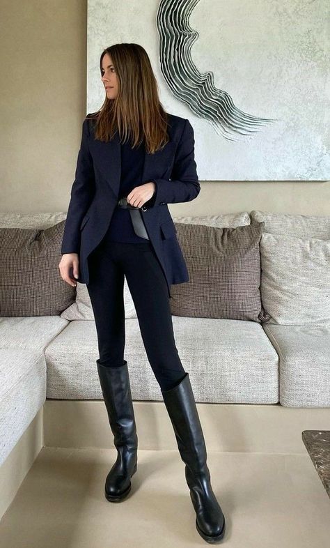 Winter Office Boots, Equestrian Inspired Fashion, Oldmoney Outfit Woman Winter, Old Money Style Women Winter, Fall Equestrian Outfits, Old Money Style Winter, Equestrian Outfits Women, Old Money Style Women, Ținute Business Casual