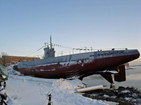 Amazing Drone Footage of a Secret German U-boat in Finland (Watch) Underwater Shipwreck, German Submarines, Nuclear Submarine, U Boat, Maritime Art, Abandoned Ships, Drone Footage, Naval History, Bigger Boat