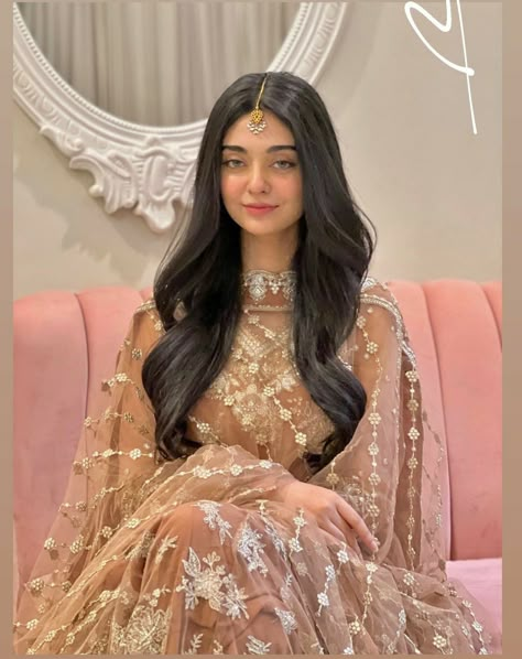 Noor Zafar Khan Saree, Noor Zafar Khan Dresses, Short Hair Wedding Ideas, Long Hair Bridal Hairstyles, Noor Zafar Khan, Hair Tikka, Hair Wedding Ideas, Noor Khan, Long Bridal Hair