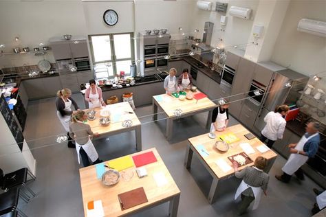 Cooking School Interior, Cooking Class Kitchen, Cooking Classes Design, Culinary Studio, Cooking School Kitchen, Cooking In The Classroom, Communal Kitchen, Baking School, Culinary Classes