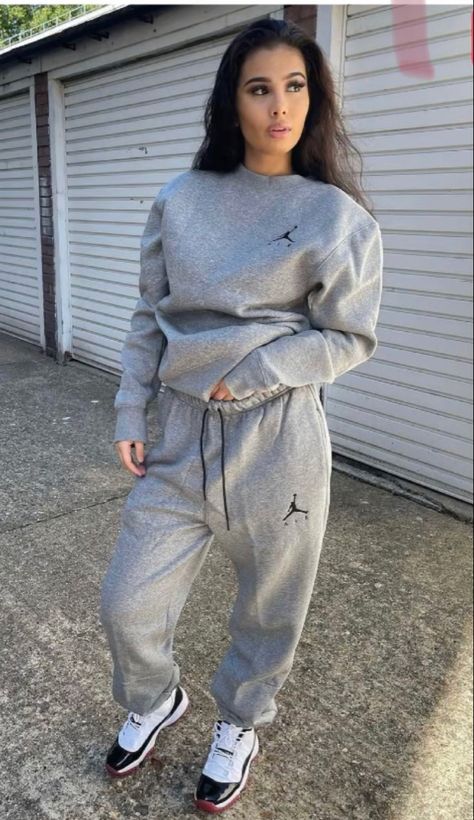 Jordan Tracksuit Outfit Women, Ensemble Nike Gris, Ensemble Jordan, Adidas Tracksuit Outfit, Tracksuits Woman, Black And Grey Jordans, Tracksuit Outfit Women, Gray Sweatpants Outfit, Jogging Nike