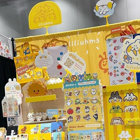 Lily Hoang-Zhu on Instagram: "HI!!!! i’m @fanimecon this weekend!! here’s my booth!! i’m retiring this display after this con!!! take a good look! i’m in exhibitor’s at booth 1120 😮‍💨 — #boothdesign #smallbusiness #design #fanime2023" Display Decoration Ideas, Booth Art Display, Cute Booth Design, Merch Booth Display Ideas, Craft Display Ideas Booth Design, Artist Booth Display, Sticker Booth, Convention Booth Design, Creative Signage Design