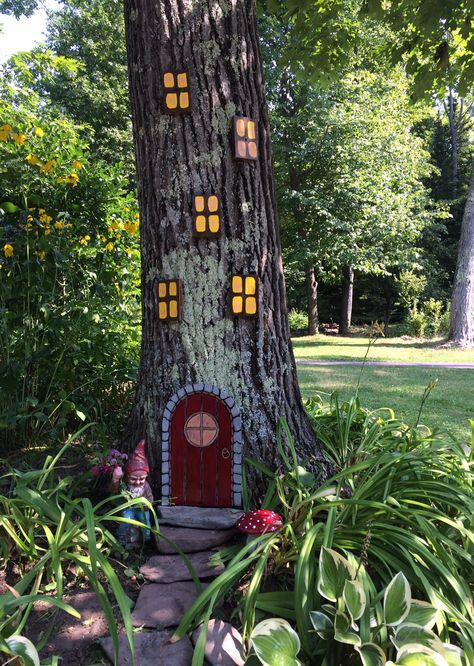 This is my own version of a Gnome or Fairy tree I saw on Pinterest. Great addition to the garden. Lord Of The Rings Fairy Garden, Gnome Tree House, Giant Fairy Garden, Fairy Garden Under Tree, Nome Gardens Ideas, Knomes Garden Diy, Gnome Garden Outdoor, Gnome Garden Ideas, Outdoor Decor Diy