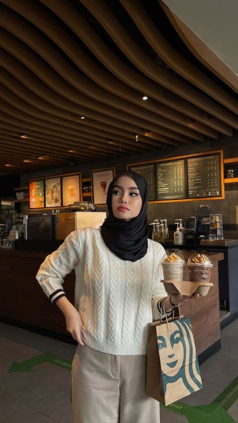 Haircut Selfie, Photo Hijab, Outfit Hijab Casual, Ootd Hijab Casual, Estilo Hijab, Street Hijab Fashion, Knitwear Outfit, Muslim Outfits Casual, Hijab Style Casual