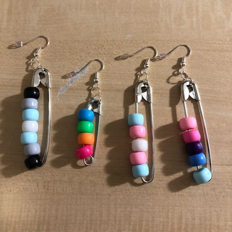 How To Make Safety Pin Earrings, Lgbtq Accessories Diy, Crafts With Safety Pins, What To Do With Safety Pins, Omnisexual Earrings, Pride Jewellery Diy, Diy Safety Pin Jewelry, Things To Do With Safety Pins, Demiboy Outfits