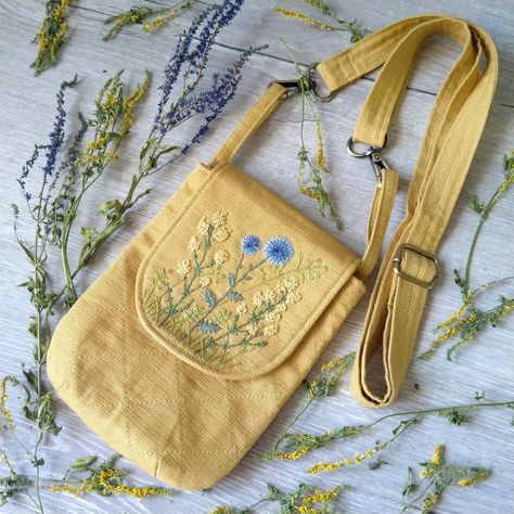 Leather Bags With Embroidery, Embroidery Purse Diy, Bedsheet Design, Cottagecore Bag, Crochet Colorful, Embroidery Purse, Handmade Fabric Bags, Bags Patterns, Bags Ideas