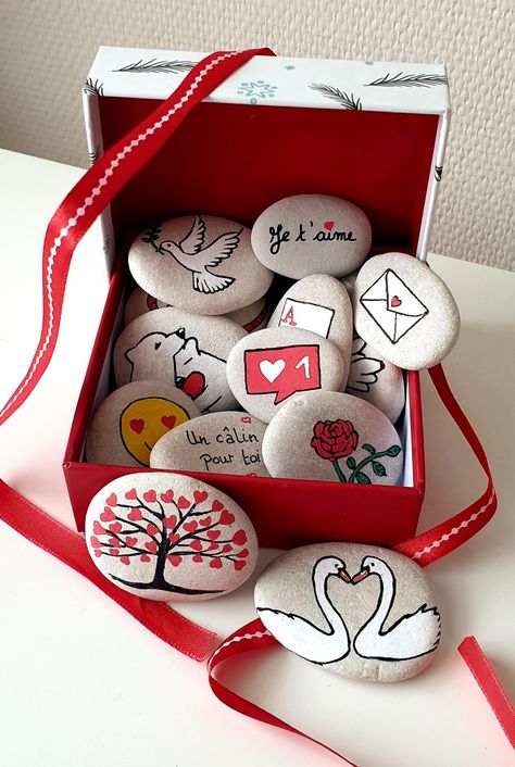 Les galets d'amour 💖 - Lina Haeg - DIY - Cadeau personnalisé Love Stones, Noel Diy, Gift Diy, Cute Messages, Christmas Drawing, Homemade Christmas Gifts, Homemade Crafts, Diy Couture, Homemade Christmas