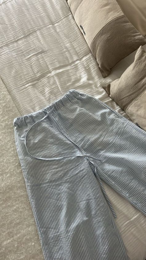 Blue Stripe Linen Pants, H&m Linen Pants, Brandy Melville Striped Pants, Sewing Linen Pants, Linen Pants Striped, Striped Linen Trousers, Outfit Pantalon Bleu, Blue Stripe Pants Outfit, Linen Striped Pants Outfit