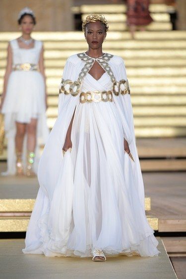 Dolce & Gabbana Herbst/Winter 2019-2020 Haute Couture - Fashion Shows | Vogue Germany Dolce Gabbana Alta Moda, 2019 Couture, Grecian Goddess, Vogue Germany, Greek Fashion, Looks Chic, 여자 패션, Kentucky Derby, Dolce & Gabbana