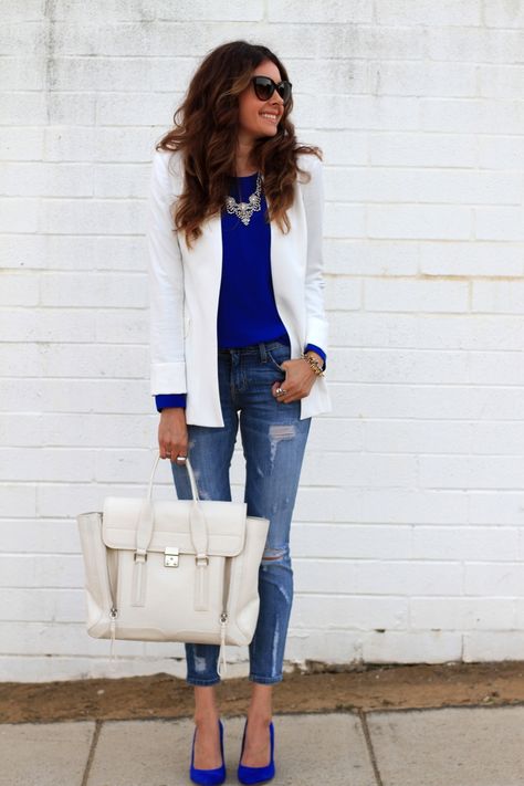 destroyed jeans, blue shoes, blue shirt, white blazer Best Blazer, Mode Tips, Look Formal, Chique Outfits, Destroyed Denim, Outfit Jeans, Mode Chic, Blue Heels, Blazer Outfits