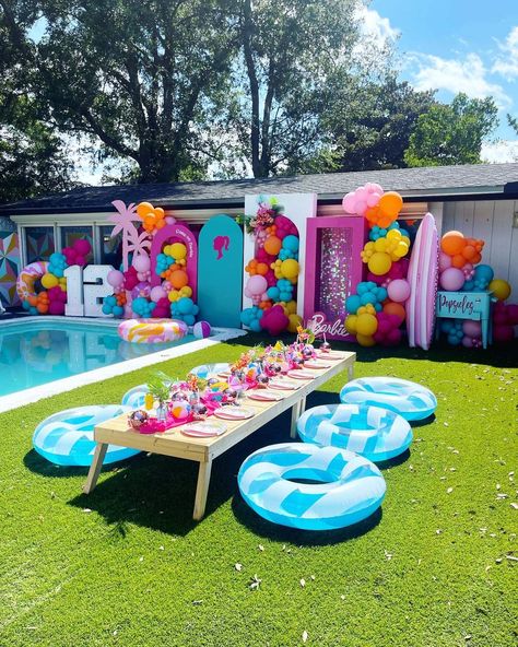 Malibu Barbie Party, Teen Pool Parties, Barbie Birthday Party Ideas, Barbie Pool, Barbie Pool Party, Barbie Party Decorations, Pool Party Themes, Pool Party Kids, Barbie Theme Party