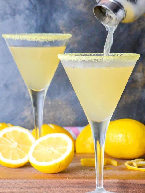 Low Calorie Lemon Drop Martini, Lemon Martini Recipes Vodka, Vodka Limoncello Cocktail, Yellow Vodka Drinks, Lemon Martini Vodka, Lemon Cello Martini, Vodka Lemon Drop, Lemoncello Martini Recipe, Lemon Drop Martini Recipe Limoncello