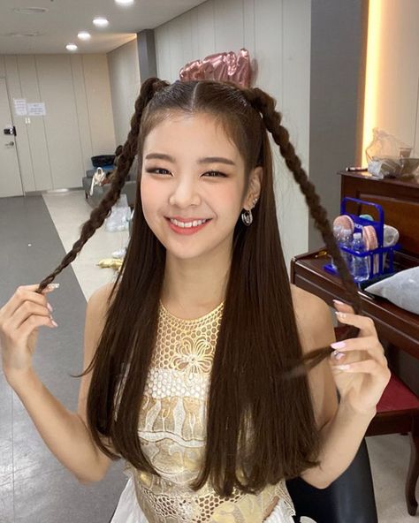 itzy pics on Twitter: "instagram update… " Princess Lia, Kpop Hair, Peinados Fáciles Para Cabello Corto, Kpop Girl Groups, Shinee, Korean Girl, Hair Inspo, Cute Hairstyles, K Pop