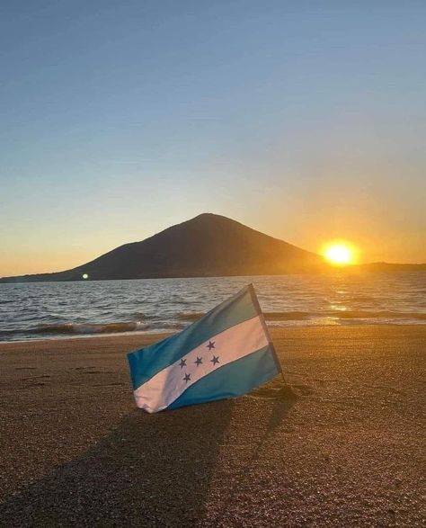 Honduras Flag Aesthetic, Honduras Aesthetic Wallpaper, Honduras Food, Honduras Flag, Latina Aesthetic, Honduras Travel, Cute Summer Wallpapers, Roatan, Vision Board Inspiration