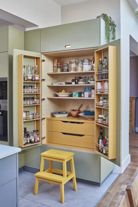 Storage Doors, Modern Kitchen Furniture, Open Pantry, Declutter Kitchen, 1930s House, Clutter Free Home, Hus Inspiration, Family Kitchen, Pantry Storage