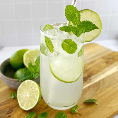 Gin Mojito Traditional Mojito Recipe, Vodka Gimlet Recipe, Gin Mojito, Lime Juice Recipes, Mojito Recipe Classic, Vodka Gimlet, Gimlet Recipe, Austin Bachelorette, Vodka Lime