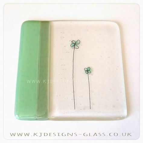 Glass coaster green flowers fused Fused Glass Cheese Plate, Fused Glass Coasters Design, Glass Fusion Coaster Ideas, Small Fused Glass Projects, Fused Glass Coaster, Fused Glass Coasters Ideas, Fused Glass Ideas For Beginners, Fused Flowers, Fused Glass Plates Bowls