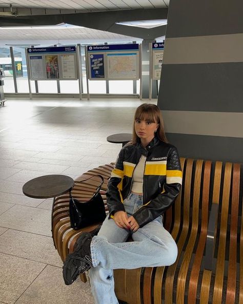 Darcy Owen on Instagram: "🏍 @bershka" Women Motorcycle Outfit, Racer Jacket Outfit Women, Motorcycle Jacket Outfit, Moto Jacket Outfit, Biker Girl Outfits, Blazer Outfits Casual, Jacket Outfit Women, Leather Jacket Outfits, Motorcycle Outfit