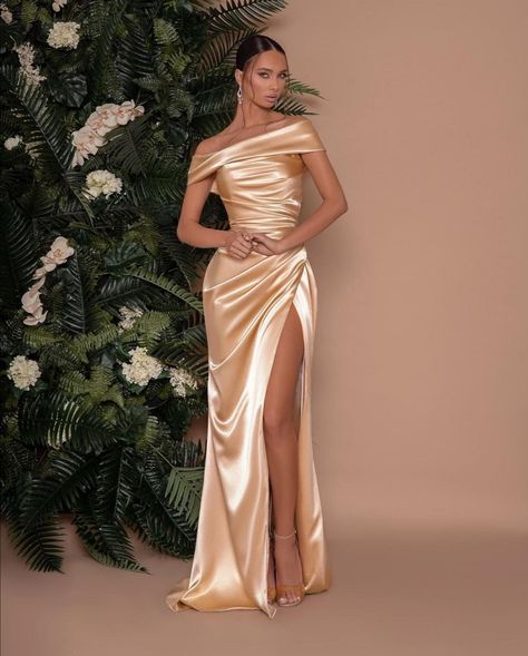 Gala Dress Inspiration, Champagne Dress Formal, Birthday Long Dress, Formal Dress Corset, Corset Long Dress, Elegant Gold Dress, Glam Bridesmaid Dresses, Gold Mermaid Prom Dress, Gold Elegant Dress