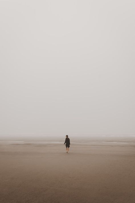 Download this free HD photo of beach, minimalist, desert and single person in United States by Clay Banks (@claybanks) #beach #waves #photo #photography #beige Beach Minimalist, Composition Photo, Brown Sand, Minimal Photography, Minimalist Photos, Image Nature, Whatsapp Dp Images, Red String, Beach Portraits