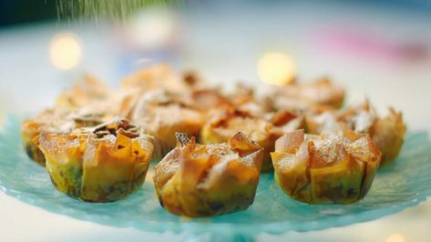 Nadiya Hussain mini apple palm pies recipe on Nadiya’s Time to Eat – The Talent Zone Nadiya Hussain Recipes, Chocolate Chip Pan Cookies, Beetroot Pasta, Nadiya Hussain, Recipes Mediterranean, Baklava Recipe, Filo Pastry, Mini Apple, Golden Syrup