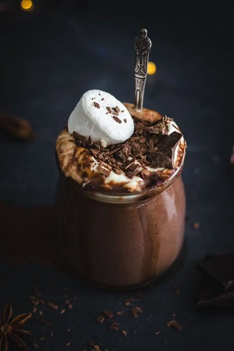 Boozy Bailey's Irish Cream Hot Chocolate - The Irishman's Wife Irish Hot Chocolate, Irish Cream Hot Chocolate, Baileys Hot Chocolate, Boozy Hot Chocolate, Irish Cooking, Pecan Cobbler, Chocolate Fan, Irish Food, Slow Cooked Lamb