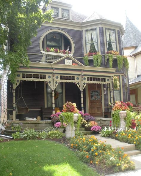 Victorian Homes Purple, Colorful Old House Interior, Colorful Victorian House Exterior, Older Homes Exterior, Victorian Cottage Exterior, Simple Victorian House, Purple Victorian House, Victorian Homes Aesthetic, Hipstoric Home