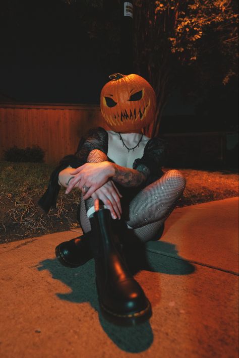 Home Halloween Photoshoot, Pose Reference Scary Photo, Pumpkin Head Photoshoot Solo, Halloween Pose Ideas, Diy Halloween Photoshoot, Halloween Instagram Pictures, Creepy Photoshoot Ideas, Halloween Photo Shoot Ideas, October Photoshoot Ideas