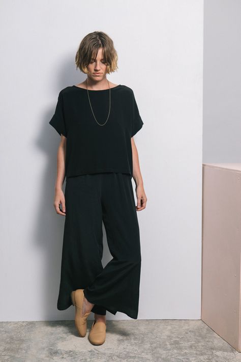 Comfy black Classic Bohemian Style, Minimalist Fashion Summer, Elizabeth Suzann, Wardrobe Architect, Minimalist Summer, Modern Clothing, Minimalist Outfit, Well Dressed, Look Fashion