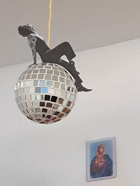 Diy Harry Styles Room Decor, Harry Styles Diy Gift, Harry Styles Party Ideas Decoration, Diy Mirrorball, Harry Styles Diy Crafts, Harry Styles Crafts, Harry Styles Gift Ideas, Harry Styles Party Ideas, Harry Coded