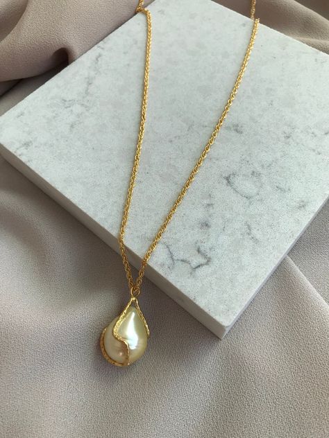 Caged Pearl Necklace, Pearl Pendent Designs, Pearl Pendant Designs Gold, Pearl Pendant Designs, Minimalist Accessories Jewellery, Baroque Necklace, Baroque Pearls Jewelry, Gold Pendent, Gold Jewels Design