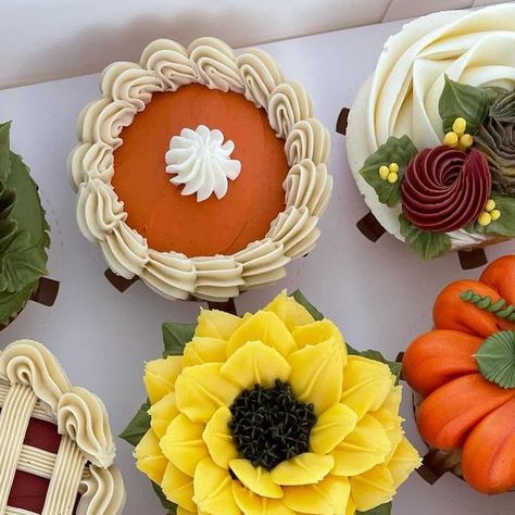 Cupcake Inspo Simple, Fall Cupcake Display Ideas, Fall Floral Cupcake Bouquet, Thanks Giving Cupcakes Decoration, Thanksgiving Fondant Toppers, Pie Cupcakes Decorated, Turkey Cupcakes Thanksgiving, Thanksgiving Decorated Cupcakes, Thanksgiving Cupcake Cake