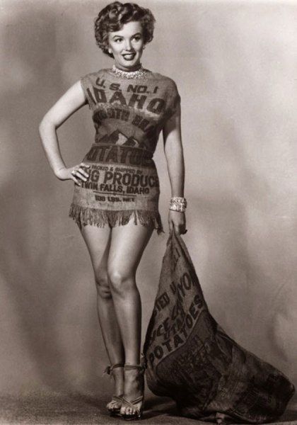 The Burlesque of Marilyn Monroe – (Travalanche) Potato Sack Dress, Cinema Video, Potato Sack, Marilyn Monroe Portrait, Sack Dress, 1930s Dress, Marilyn Monroe Photos, Norma Jean, Actrices Hollywood