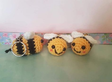 Free bee keychain crochet pattern. – Little pea crochet Pea Crochet, Crochet Bumble Bee, Bee Keychain, Keychain Pattern, Crochet Friends, Bee Pattern, Crochet Keychain Pattern, Crochet Bee, Crochet Gratis