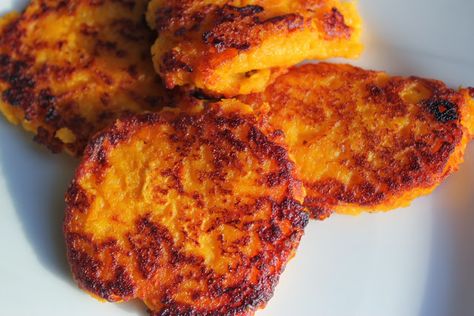 Leftover Sweet Potato Recipes, Leftover Sweet Potato, Potato Cake Recipe, Fried Sweet Potato, Sweet Potato Cake Recipe, Sweet Potato Patties, Sweet Potato Fritters, Potato Cakes Recipe, Potato Fritters