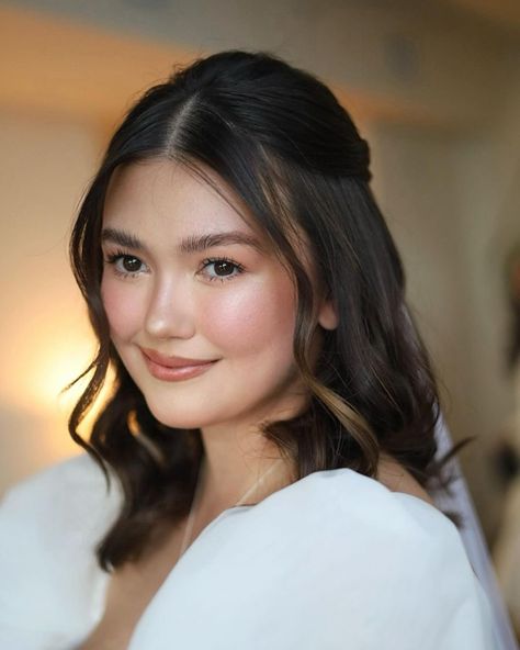 Achieve Angelica Panganiban’s Bridal Makeup With These Filipino Beauty Products Grad Photos Makeup, Filipino Products, Angelica Panganiban, Filipino Beauty, Simple Bridal Makeup, Bride Makeup Natural, Bridesmaid Hair Inspo, Asian Wedding Makeup, Wedding Makeup Bridesmaid