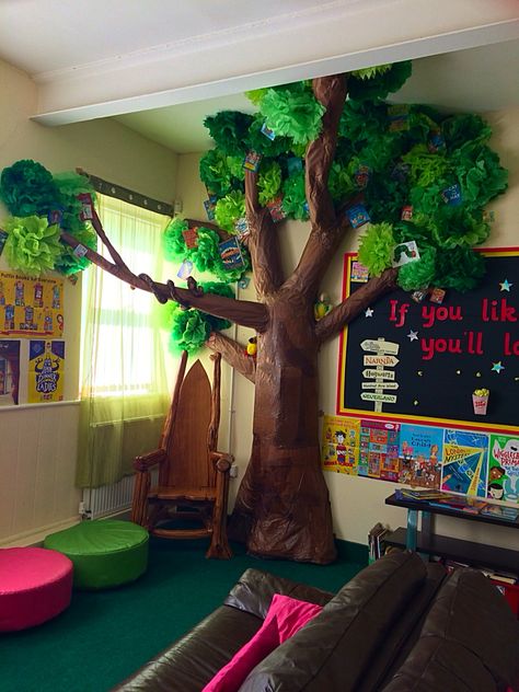 Reading tree in the school library - time consuming to make but well worth it! (Paper tree for classrooms) Paper Tree Classroom, Paper Mache Tree, Classroom Tree, Reading Tree, Diy Tree, Diy Plumbing, Bed Diy, Diy Classroom, Paper Tree