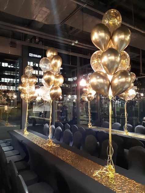 golden baloons Golden Year Party Ideas, Golden Gala Decorations, Golden Gala Homecoming Theme, Golden Age Theme Party, Solid Gold Party Theme, Golden Hour Hoco Theme, Black Tie 18th Birthday Party, Prom Dinner Decoration Ideas, Great Gatsby Party Aesthetic