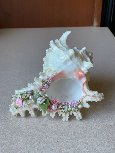 Hand varnished and decorated conch shell. Adorned with real flowers, mini shells and greenery. Makes a beautiful coastal gift. Decorated Conch Shell, Large Conch Shell Crafts, Painted Conch Shells Ideas, Conch Shell Art, Painted Conch Shells, Conch Shell Crafts, Decorated Seashells, Seashell Art Diy, Shell Artwork