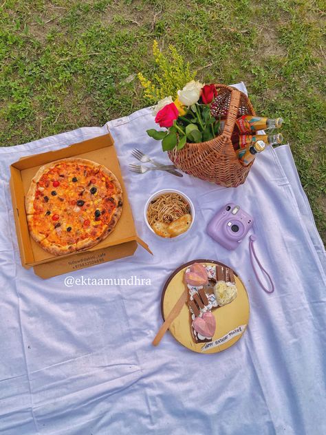 Minimal Picnic Ideas, Simple Picnic Setup Ideas, Pizza Picnic Date, Minimalist Picnic, Aesthetic Picnic Date, Brunch Setup, Trending Flowers, Picnic Items, Cake Pizza