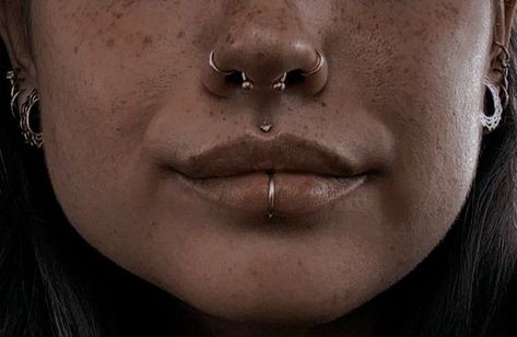 dark piercing aesthetic gold frackles Dark Academia Piercings, Piercings Aesthetic Nose, Gold Piercings Aesthetic, Gold Facial Piercings, Gold Face Piercings, Medusa Piercing Aesthetic, Nose And Lip Piercing, Gold Lip Piercing, Facial Piercings Aesthetic