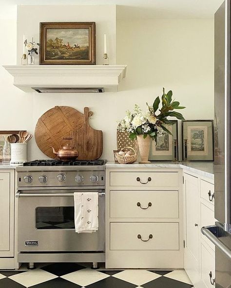 Kitchen Paintings, Marsh House, Bria Hammel, European Kitchens, English Kitchens, Classic Kitchen, Clay Inspiration, Fresh Eggs, Decoration Inspiration