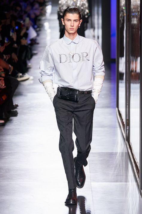 Dior Men Fall 2020 Menswear Fashion Show - Vogue Dior Clothes, Menswear 2020, Dior Outfit, V Model, Menswear Details, High Fashion Men, Dior Men, Mode Costume, Menswear Runway