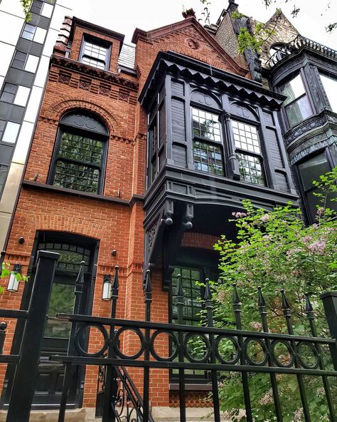 Chicago Brownstone, Brick Victorian Homes, Warner House, Chicago Brick, Townhouse Exterior, Townhouse Interior, Chicago House, Victorian Style Homes, Travel House